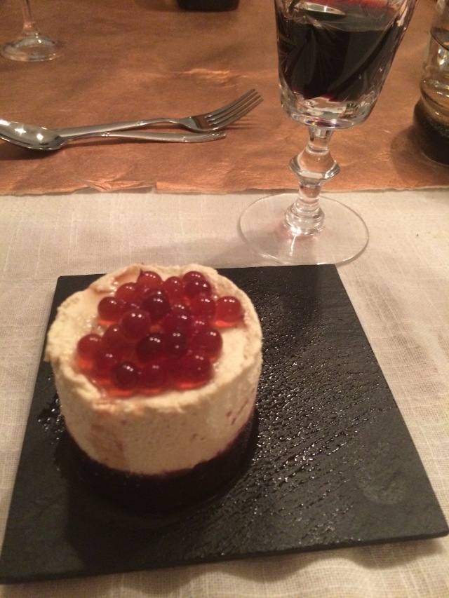 Gâteau au fromage et à la gelée de Porto, perles de fraises et caramel balsamique.